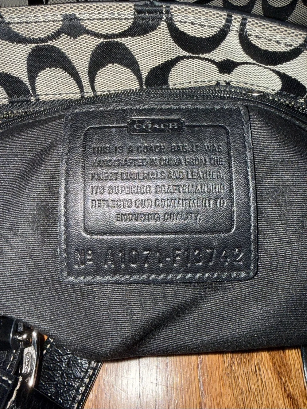 Coach Black and Cream Signature Shoulder Bag - Picture 4 of 10